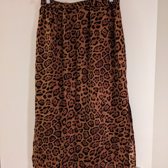 Calf-Length / Midi Leopard Print Skirt with Side Slits - Picture 4 of 6